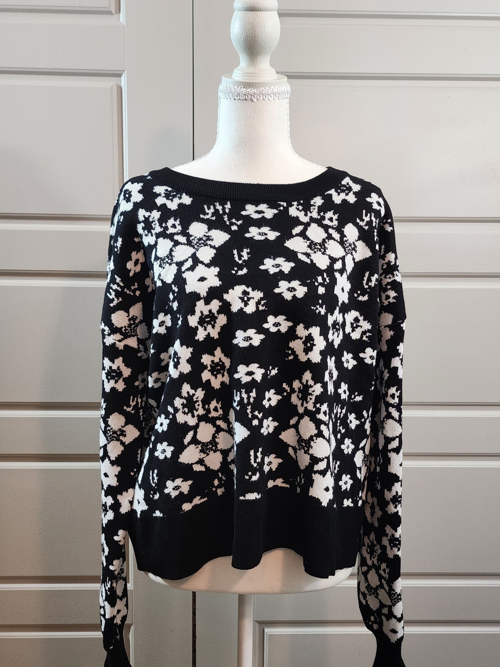 Cyrus Black & White Floral Jacquard Pullover Sweater - Size Large